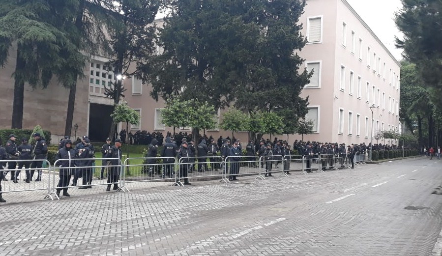 Protesta e opozitës, policia rrethon institucionet