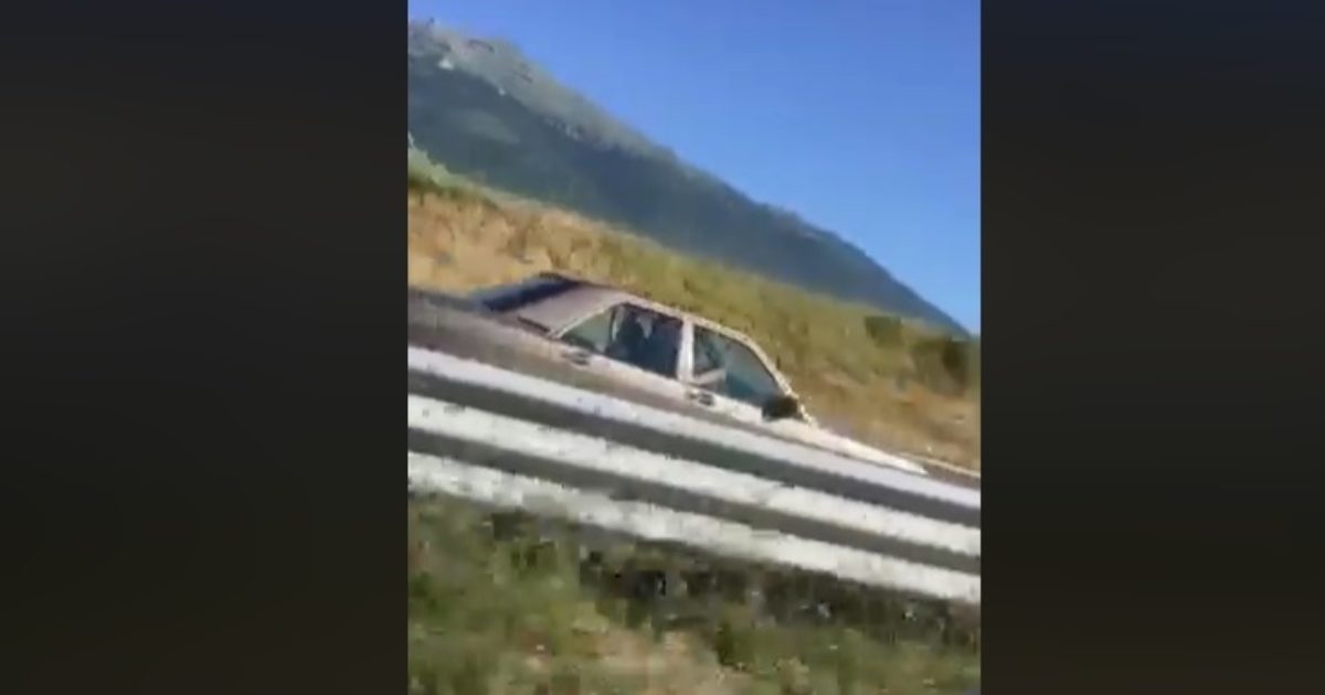 Shoferi vozitë me shpejtësi marramendëse në anën e kundërt të autostradës “Ibrahim Rugova”