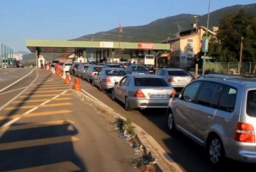 Mijëra kosovarë drejt bregdetit të Shqipërisë për fundjavë