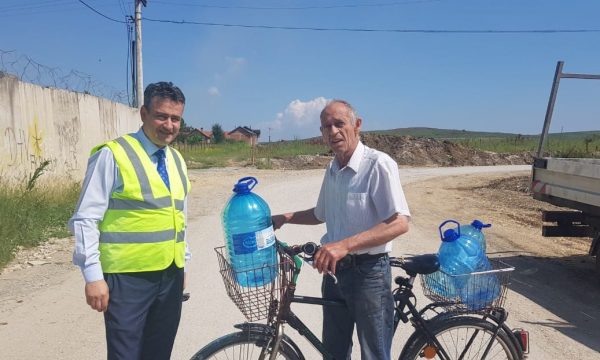 Viti 2019: Momenti kur qytetari i Fushë Kosovës e merr vesh se nuk ka më nevojë për bidonë për ujë