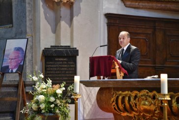 Hoxhaj ia plotëson Rohanit dëshirën që kishte para vdekjes, mban fjalim në ceremoninë mortore
