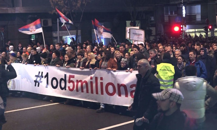 Protestuesit në Serbi bëjnë thirrje se “Kosova është Serbi”