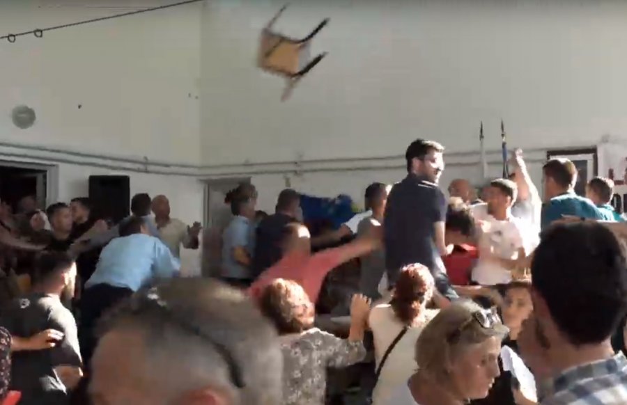 Fluturojnë grushtat dhe karriget në degën e LDK-së