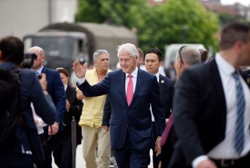 Baba i Kosovës Bill Clinton, ju pret të gjithëve në sheshin e Prishtinës