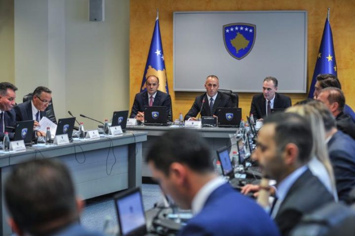 Haradinaj ua tërheq vërejtjen ministrave për mosrespektim të orarit të punës