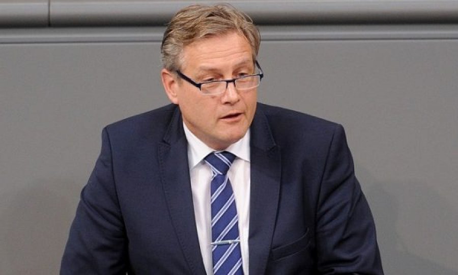Deputeti gjerman: Sot në Qeverinë e Kosovës janë ulur shumë kriminelë