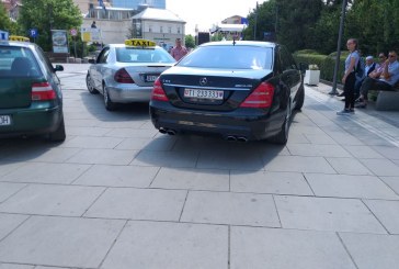 Mërgimtari futet me veturë në sheshin e Prishtinës