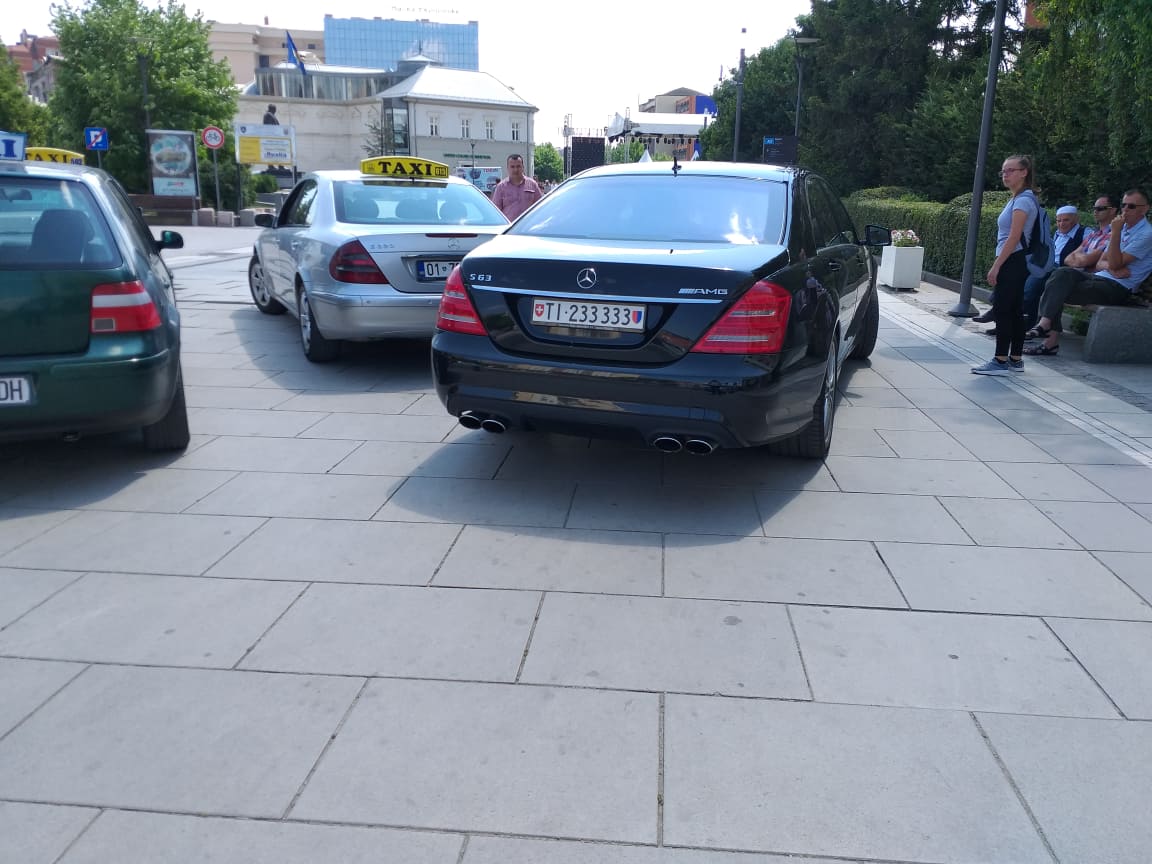 Mërgimtari futet me veturë në sheshin e Prishtinës
