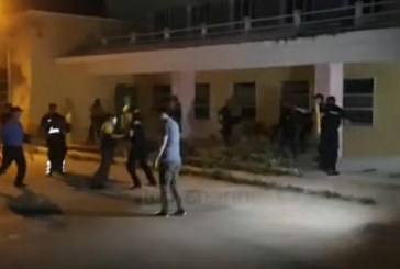 Sulmohet me bomba molotov KZAZ, 1 gazetar dhe 6 policë të plagosur