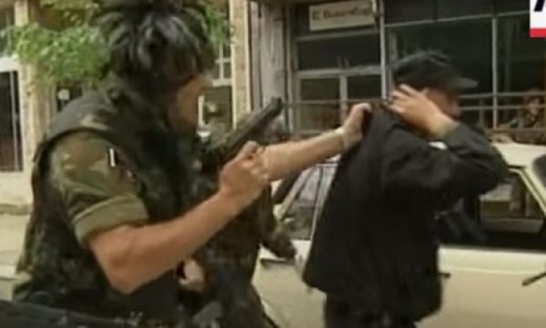 Momenti kur ushtari italian i KFOR-it ia drejtonte revolen ushtarit të UÇK-së në Pejë