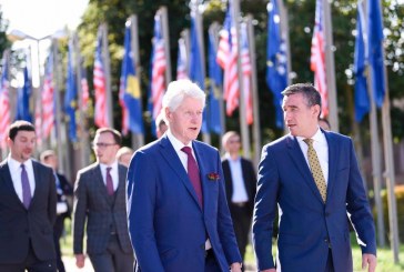 Clinton largohet nga Kosova, Veseli e shoqëroi deri në Aeroport