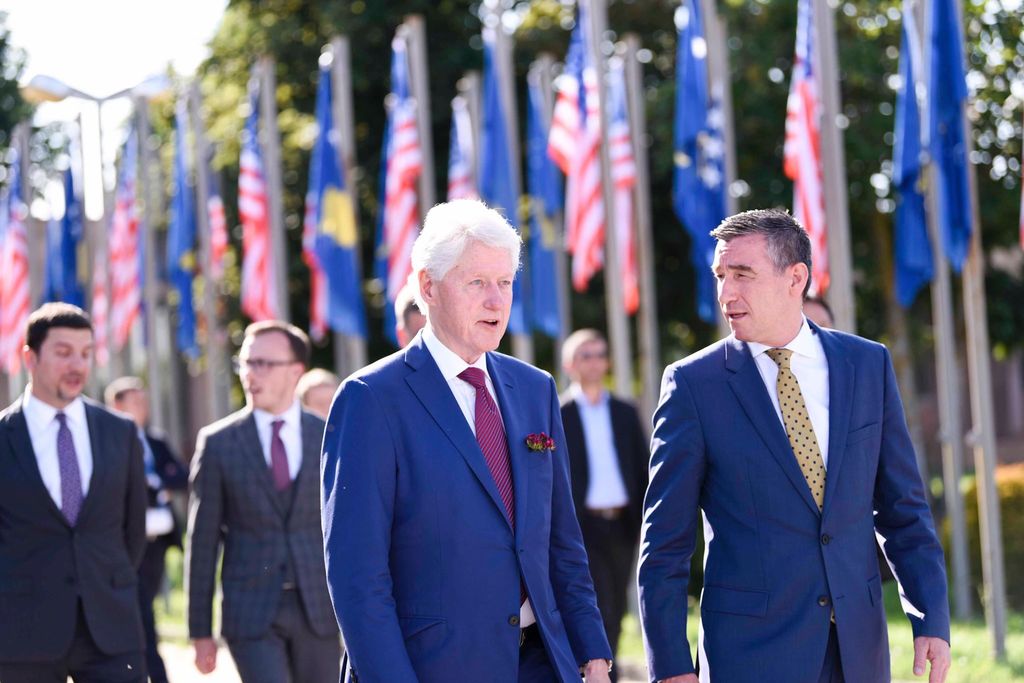 Clinton largohet nga Kosova, Veseli e shoqëroi deri në Aeroport