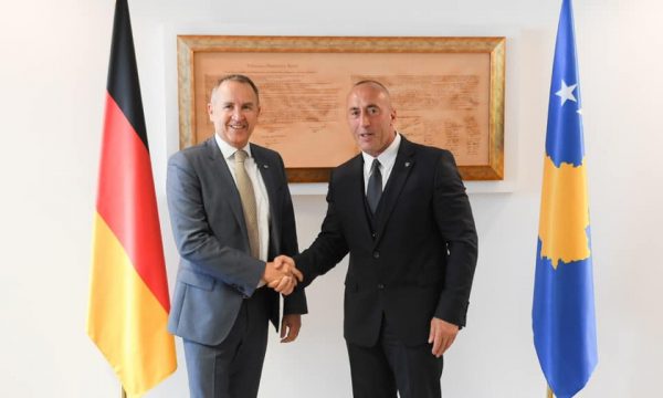 Haradinaj paralajmëron ardhjen e një kompanie ajrore që do të hapë qindra vende pune