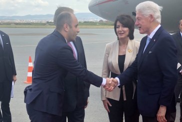 Bill Clinton në Kosovë, eskorta e tij niset nga aeroporti drejt Prishtinës