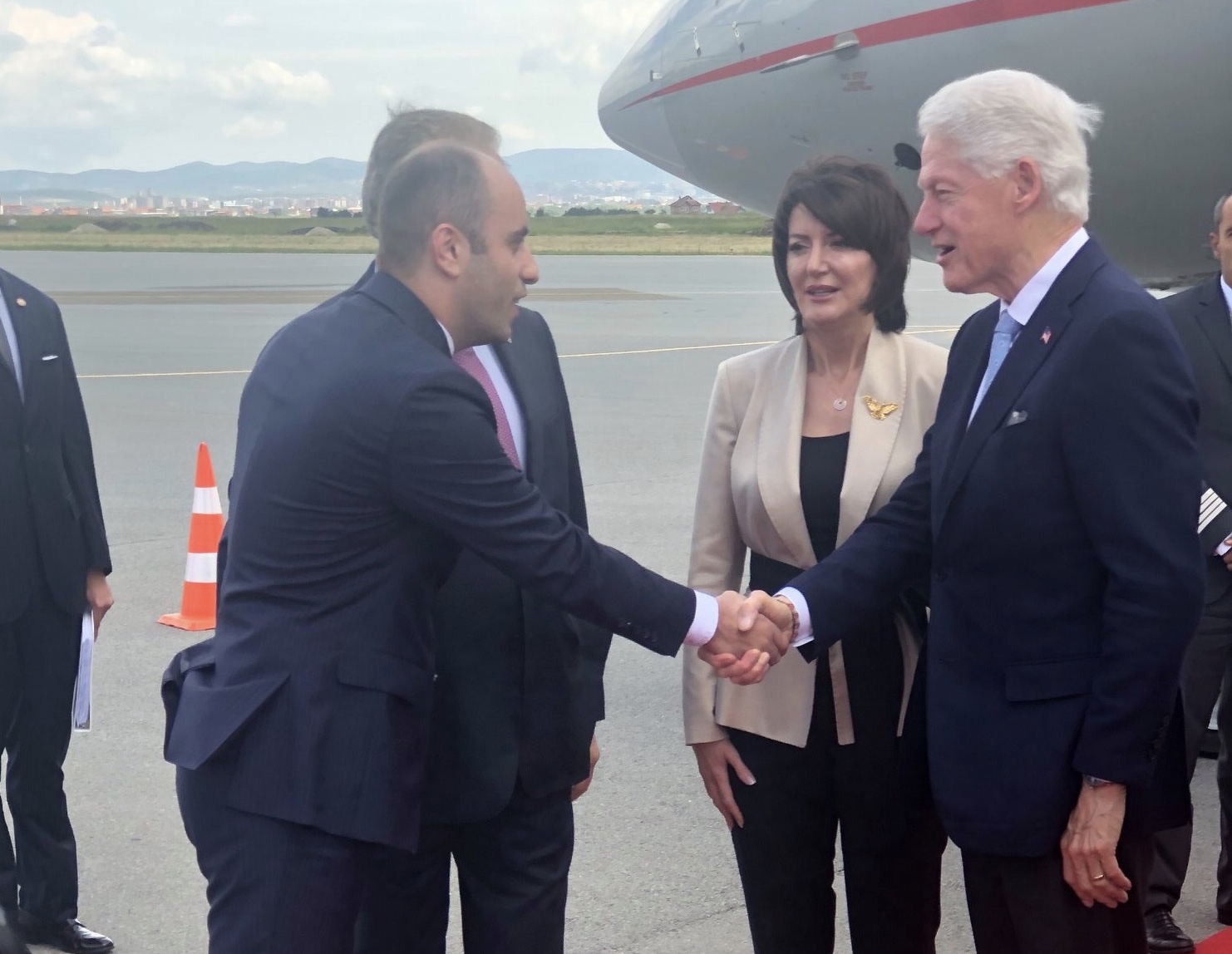 Bill Clinton në Kosovë, eskorta e tij niset nga aeroporti drejt Prishtinës