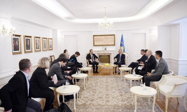 Thaçi mysafirëve nga Parisi e Berlini: S’e heqim taksën, s’pranojmë kushte të reja për vizat