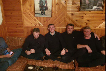 Veseli, Lushtaku dhe Selimi në odën e lagjes Geci