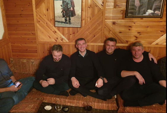 Veseli, Lushtaku dhe Selimi në odën e lagjes Geci
