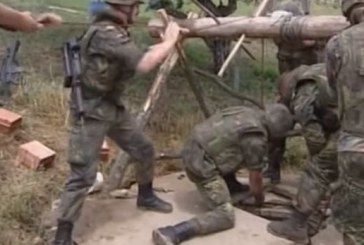 Pamje të rënda nga lufta në Kosovë: Momenti kur trupat e shqiptarëve nxirren nga bunaret (Video)