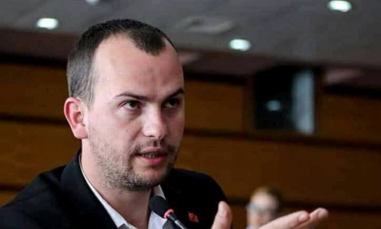Qëndron Kastrati reagon pasi u gjuajt me vezë, thotë se u keqpërdorën fëmijët