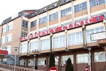 Vdes 12 vjeçarja në QKUK pasi u shkel nga traktori