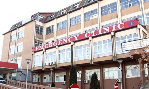 Vdes 12 vjeçarja në QKUK pasi u shkel nga traktori