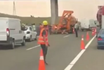 Pamje të rënda të aksidentit në autostradë, punëtorët e goditur të shtrirë për toke
