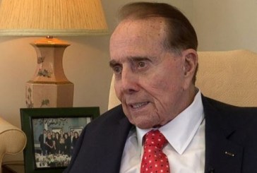 Pas Clinton dhe Albright, edhe senatori Bob Dole do të bëhet me bust