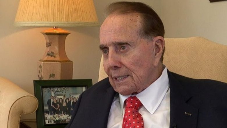 Pas Clinton dhe Albright, edhe senatori Bob Dole do të bëhet me bust