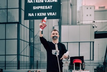 Me litar në fyt e valixhe në dorë, i riu proteston para Qeverisë