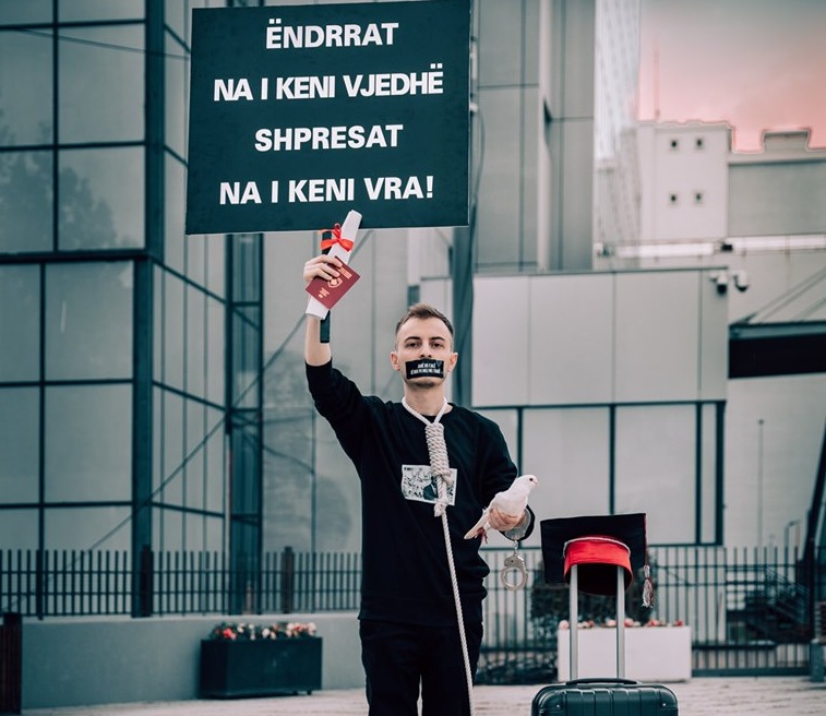 Me litar në fyt e valixhe në dorë, i riu proteston para Qeverisë