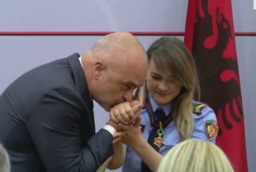 Gjatë protestës iu dëmtuan gishtat, Rama dekoron policen dhe i puth dorën