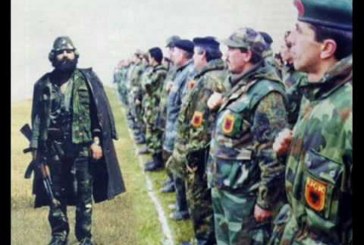 kush e çoi Adem Jasharin për t’u ushtruar në Shqipëri