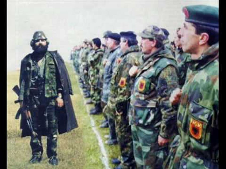 kush e çoi Adem Jasharin për t’u ushtruar në Shqipëri
