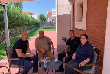 Një ditë pas dorëheqjes, Haradinaj i relaksuar pi kafe me nënën, vëllanë dhe dajën