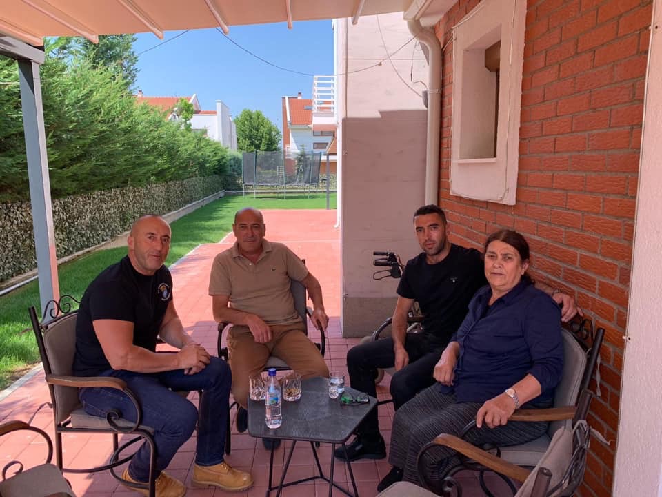 Një ditë pas dorëheqjes, Haradinaj i relaksuar pi kafe me nënën, vëllanë dhe dajën