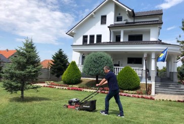 Kryetari i Suharekës kalon vikendin duke u kujdesur për oborrin e shtëpisë së tij luksoze