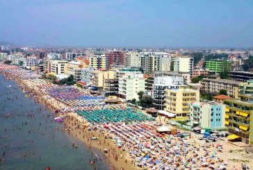 Taksa nuk ndikoi në uljen e numrit të pushuesve kosovarë në Shqipëri, i qëndrojnë besnik shtetit amë