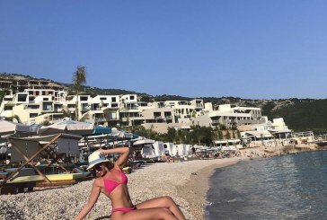 Adelina Berisha, shfaqet shumë sexi nga brigjet e Shqipërisë