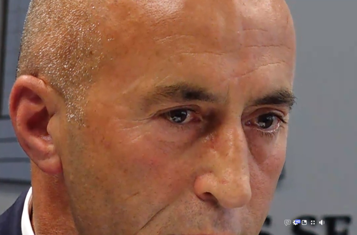 Me lotë në sy, Ramush Haradinaj njofton për dorëheqjen nga posti i kryeministrit dhe ftesa nga Gjykata Speciale
