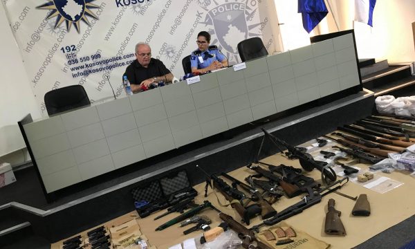 Bastisje e arrestime në të katër anët e Kosovës, këto janë armët që u konfiskuan