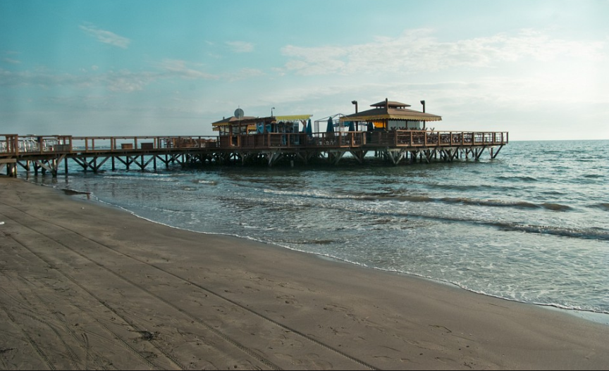 Vdes një kosovar në plazhin e Durrësit