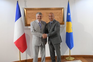 Haradinaj vazhdon punën në zyren e tij në qeveri, e mirëpret ambasadorin