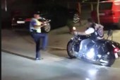 Shikoni si motoçiklisti në Gjilan nuk i ndalet policit dhe ik si në filma