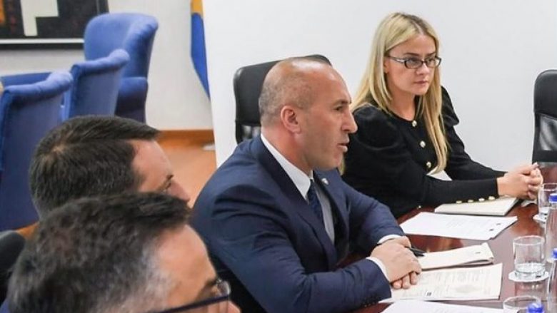 Haradinaj nuk dorëzon postin, pret kushtetuesen t’ia miratojë vazhdimin e punës