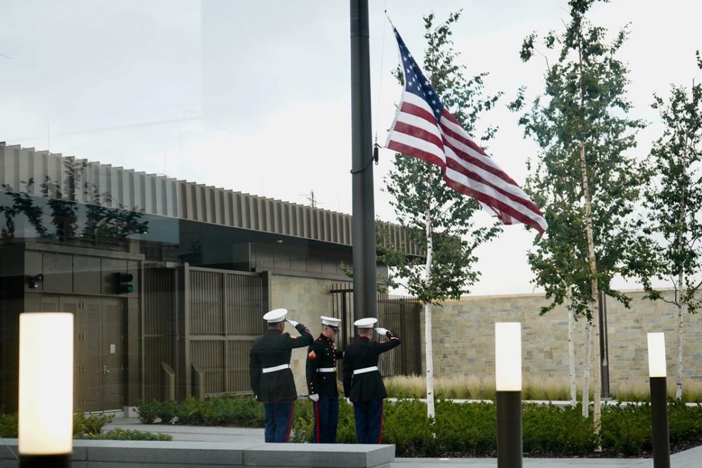 Kur mund të pajisen kosovarët me vizë amerikane në Prishtinë? Flet ambasada e SHBA-ve