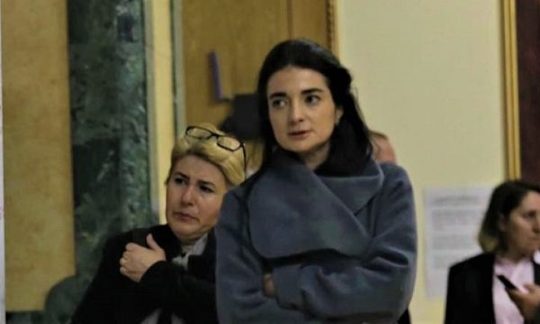 E rrezikshme për shtetin, ish-këshilltarja e Haradinajt po mbikëqyret nga AKI’ja