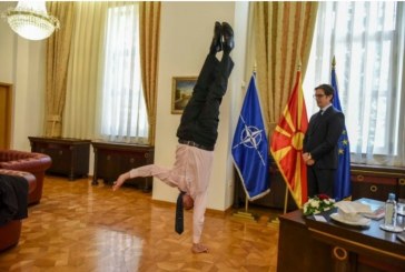 Diplomati i Izraelit e çudit Maqedoninë e Veriut. Rrin me një dorë në Zyrën e Presidentit