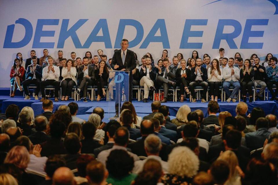 Mushkolaj ironizon me Hoxhajn: T’lumtë na për PDK’në që e ka përparu e zhvillu vendin tash 12 vjet
