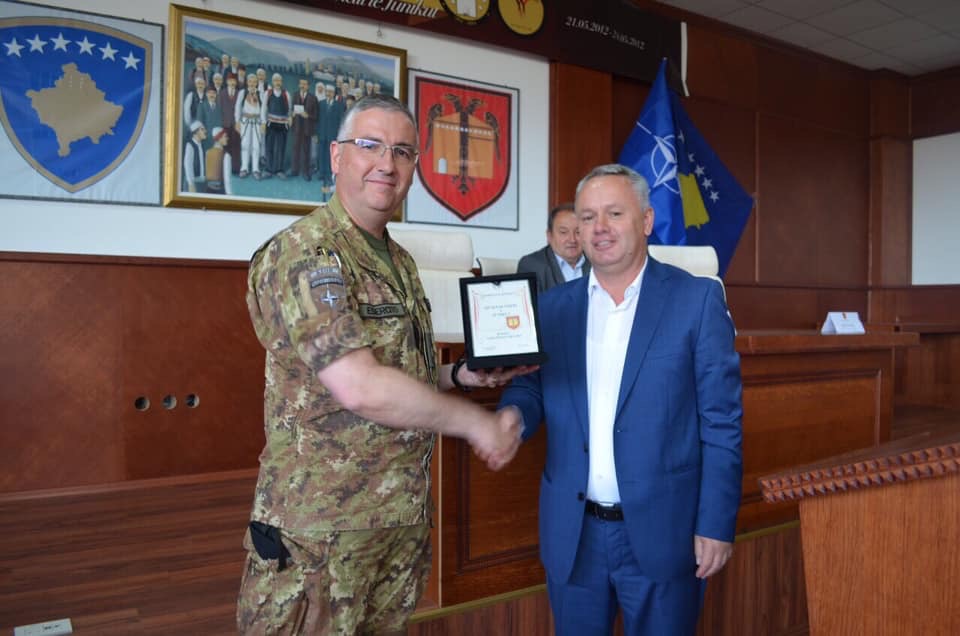 Juniku shpallë kolonelin e KFORIT “Qytetar Nderi”